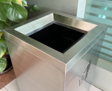 ถังขยะสแตนเลสมีช่องทิ้งด้านบน  400*400*625 mm.