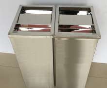 ถังขยะสแตนเลส มีที่ทิ้งขยะฝาแกว่ง มีที่เขี่ยบุหรี่  สแตนเลส ขนาด 30*24*60 CM. จัดส่งได้ 5-7 วัน