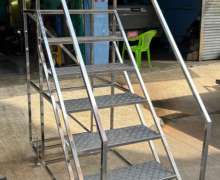 บันไดสแตนเลสมีล้อ 304 (มีขนาด 6 ขั้น,8ขั้น,10ขั้น) ผลิตตามขนาดที่ต้องการได้